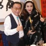 侯耀华76岁生日红光满面!和美女富婆贴身合影